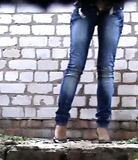 Pissing chick doesn