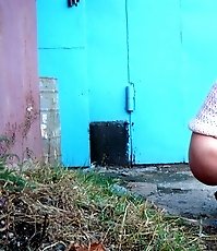 Nude ass and piss streams of an outdoor peeing gal