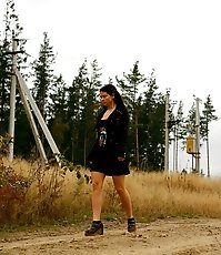 Ravenhead empties her bladder on a country road