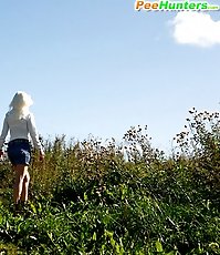 Hot outdoor pisser shows her gushing hole alfresco